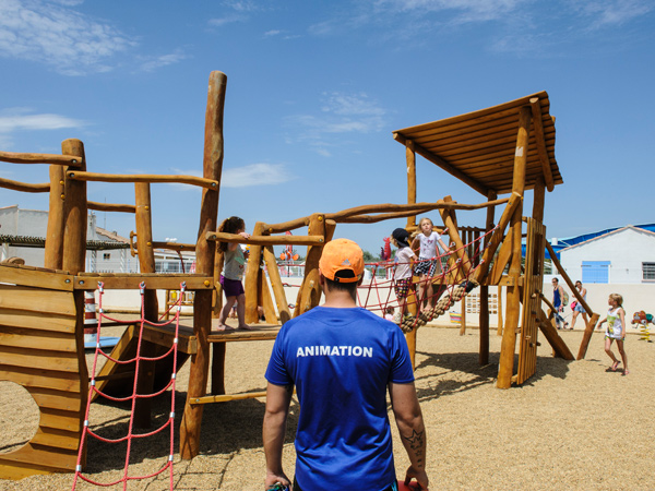 Toute l'année, les enfants peuvent s'amuser sur l'aire de jeux en bois